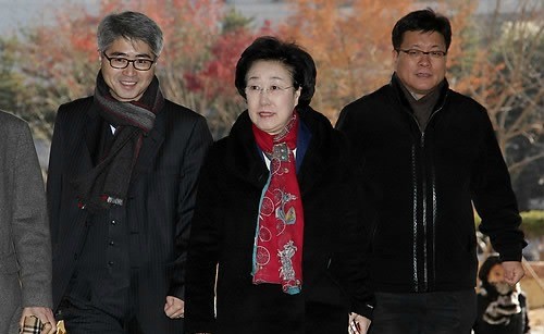 ▲ 5만 달러 뇌물수수 혐의로 기소된 한명숙 전 총리가 항소심 결심공판을 위해 지난 16일 서초구 서울고등법원으로 들어서고 있다. ⓒ연합뉴스