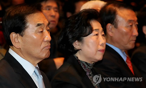 ▲ 특임장관을 지낸 한나라당 이재오 의원이 22일 서울 여의도 중소기업중앙회 그랜드홀에서 열린 '이재오 전집' 출판기념회에서 축사를 듣고 있다. ⓒ 연합뉴스