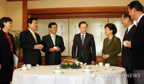 ▲ 이대통령이 여야 교섭단체 대표를 초청 대화를 나누고 있다.ⓒ