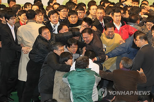 ▲ 통합을 이뤄낸 민주당이 오히려 진통이 극심해지고 있다. 민노당 등 좌파세력과의 연합은 민주당 본연의 정체성을 잃게 될 것이라는 우려가 당내에서도 계속 제기되고 있다. 사진은 지난 11일 민주당 전국대의원대회에서 민주진보세력과의 통합이 진통 끝에 의결되자 통합에 반대하는 당원들이 몸싸움을 벌이는 모습. ⓒ 연합뉴스