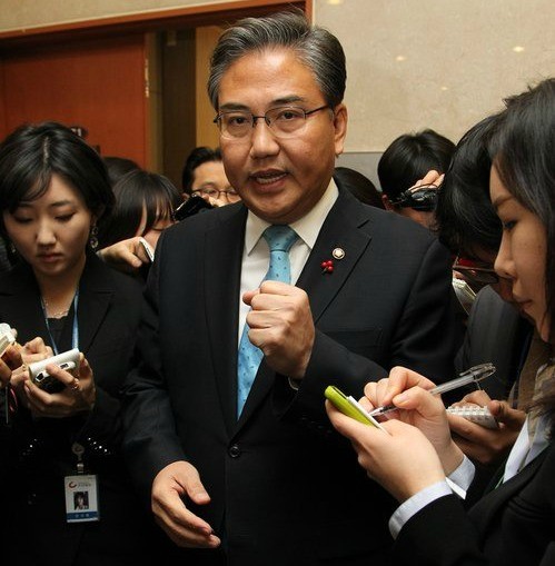 ▲ '정치 1번지' 서울 종로를 지역구로 둔 한나라당 3선 박진 의원이 23일 오전 국회 정론관에서 19대 총선 불출마를 선언한뒤 기자들의 질문에 답하고 있다. ⓒ연합뉴스