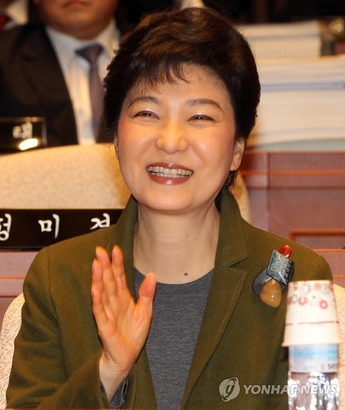 ▲ 22일 오후 국회에서 열린 한나라당 의원총회에서 박근혜 비상대책위원장이 모두발언 여부를 묻는 사회자의 질문에 손을 흔들어 답하고 있다. ⓒ연합뉴스