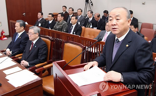 ▲ 23일 오전 국회 외교통상통일위원회 전체회의실에서 열린 남북관계발전특별위원회에서 류우익 통일부 장관이 인사말을 하고 있다. ⓒ연합뉴스