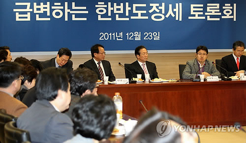 ▲ 23일 국회에서 한나라당 정몽준 의원실 주최로 열린 '급변하는 한반도 정세 긴급토론회'에서 전문가들이 김정일 사후 급변하는 정세에 대한 우리의 대처방법에 대해 토론을 벌이고 있다. ⓒ연합뉴스