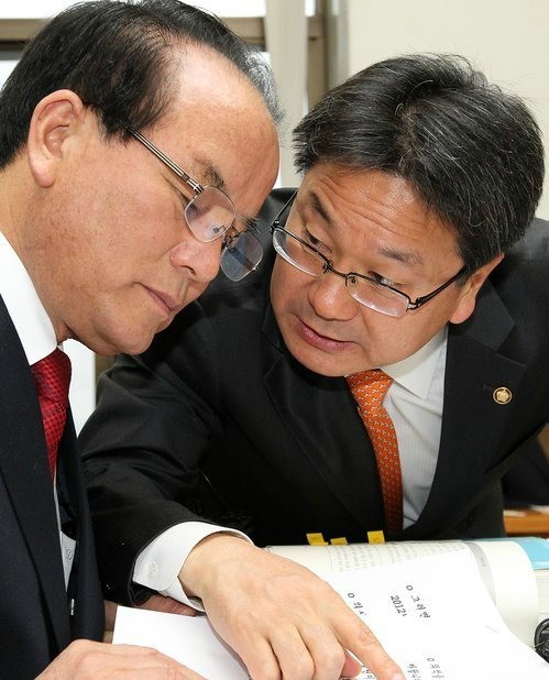 ▲ 지난 21일 국회 예산결산특별위원회 계수조정소위가 열린 가운데 정갑윤 예결위원장(왼쪽)이 민주당 간사인 강기정 의원과 이야기하고 있다. ⓒ연합뉴스