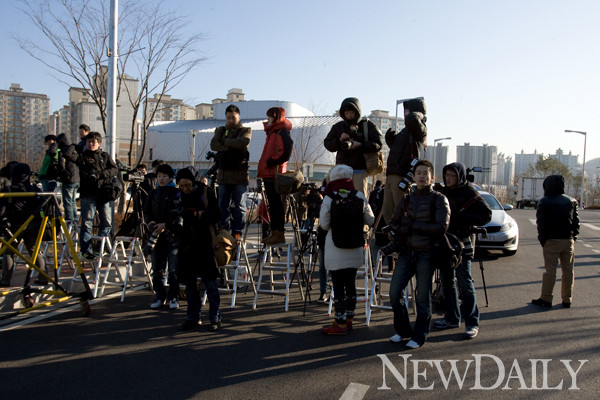 ▲ 교도소 밖으로 빠져나오는 신정환을 찍기 위해 대기 중인 취재진.   ⓒ 고경수 기자