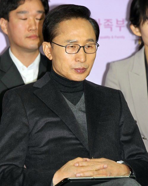 ▲ 이명박 대통령이 23일 서울 중구 신당동 한국청소년상담원에서 열린 2012년 여성가족부 업무보고에서 김금래 장관의 보고를 듣고 있다. ⓒ연합뉴스