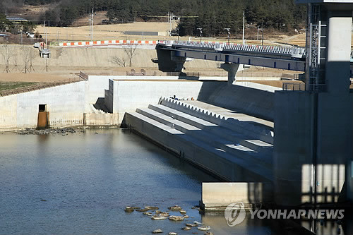 ▲ 국토부가 낙단보에 큰 균열 발생해 구조안전에 우려가 커지고 있다는 일부언론 보도내용을 전면 부인했다. 다만 시공사는 1월 중순까지 보강공사를 마무리하겠다고 밝혔다.ⓒ뉴데일리 편집국