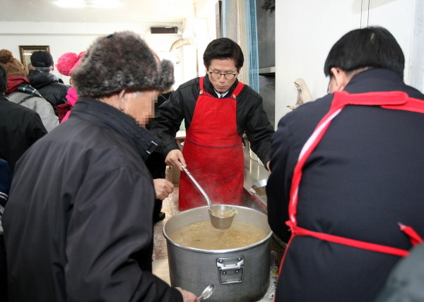 ▲ 23일 김문수 경기도지사가 수원 노숙자 쉼터 사랑의 집에서 급식봉사를 하고 있다. ⓒ 뉴데일리