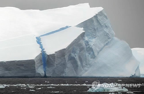 ▲ 아라온호 남극권 본격 진입 (아라온호<남극해>=연합뉴스) 김주성 기자 = 아라온호가 러시아 조난 어선의 SOS를 받고 뉴질랜드를 출항한 지 닷새째만에 남극권에 본격 진입했다. 아라온호는 23일 오전 남위 64도 부근에서 첫 유빙을 발견했고, 16시(현지시간) 현재 남위 67도 33분, 서경 164도 12분을 통과하고 있다. 러시아 어선 스파르타호가 조난당한 사고지점(남위 74도 55분, 서경 156도 52분)까지는 약 이틀이 더 소요될 것으로 보인다.ⓒ