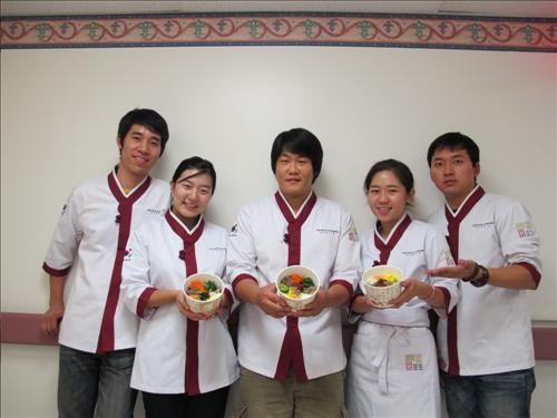 ▲ 8개월동안 전세계를 돌며 비빔밥을 알린 '비빔밥 유랑단'. 왼쪽부터 김명식, 박현진, 강상균, 정경운, 김수찬씨.ⓒ