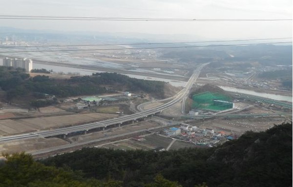 ▲ 국토부는 포항시 국도대체 우회도로가 완전 개통돼 교통난이 해소될 것이라고 밝혔다. 사진은 대체도로 조기개통 구간에 있는 유강 교차로의 모습.ⓒ뉴데일리 편집국