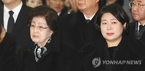 ▲ 이희호 여사와 현정은 현대그룹 회장이 26일 오전 경기도 파주시 남북출입사무소에서 출경 전에 포토타임을 갖고 있다. ⓒ 연합뉴스