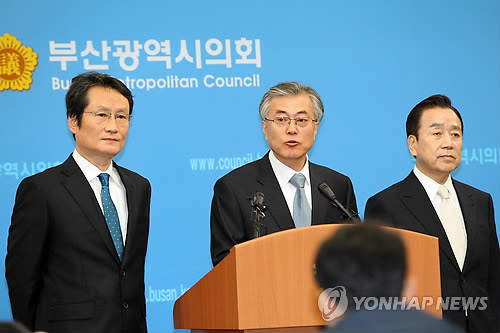 ▲ 문재인 노무현재단 이사장과 김정길 전 행정자치부 장관, 문성근 국민의 명령 대표가 26일 부산시의회 브리핑룸에서 내년 총선에 민주통합당 후보로 부산 출마를 선언하고 있다. 문재인 이사장은 사상구, 문성근 대표는 북강서을, 김정길 전 장관은 부산진구을에 출마한다. ⓒ연합뉴스