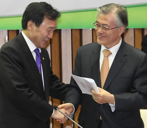 ▲ 손학규 민주당 전 대표와 문재인 노무현재단이사장이 18일 국회에서 열린 민주통합당 신임지도부 및 민주진보통합 대표자 연석회의를 마치고 나서 악수하고 있다.ⓒ연합뉴스