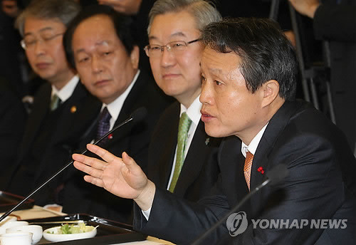 ▲ 권도엽 국토해양부 장관이 26일 오전 국회 귀빈식당에서 중국어선 불법조업 근절대책과 관련해 발언하고 있다. ⓒ 연합뉴스