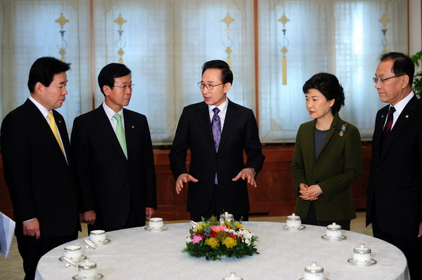 ▲ 지난 22일 이대통령이 여야 교섭단체 대표들과 대화를 나누고 있다. ⓒ 청와대