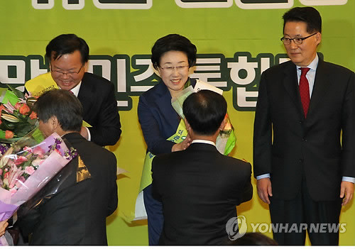 ▲ 26일 오후 서울 서초구 양재동 교육문화회관에서 민주통합당 새 지도부 선출을 위해 열린 예비경선에서 1ㆍ15 전당대회 출마자로 확정된 한명숙 후보가 원혜영 대표로부터 꽃다발을 받고 있다.ⓒ연합뉴스