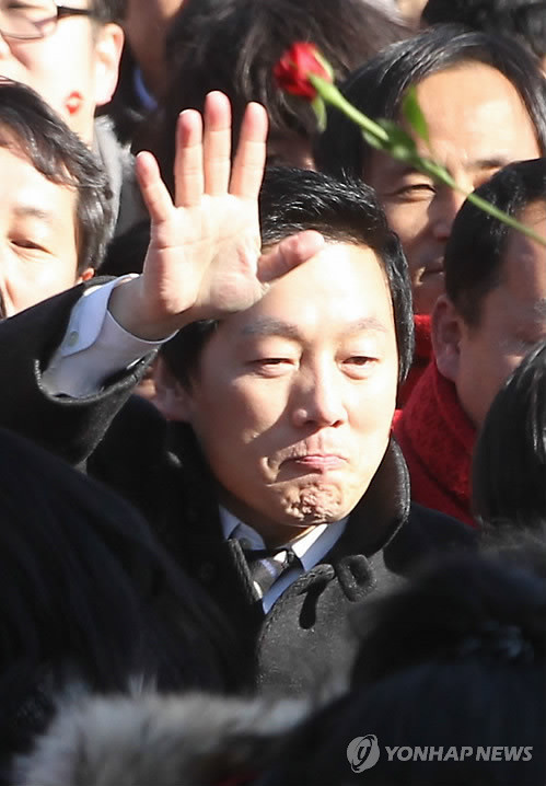 ▲ BBK 주가조작사건 관련 허위사실 유포 혐의로 징역 1년의 실형이 확정된 정봉주 전 민주당 의원이 26일 서울 서초구 서초동 서울중앙지검에 출석하며 지지자들에게 작별인사를 하고 있다. ⓒ 연합뉴스