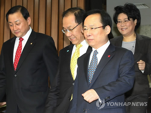 ▲ 한나라당 황우여 원내대표와 이주영 정책위의장이 27일 오전 국회에서 열린 원내대책회의에서 참석하고 있다. ⓒ연합뉴스