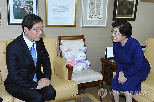 ▲ 서울시가 대북 퍼주기 사업을 본격화할 움직임을 보여 우려를 자아내고 있다. 특히 박원순 시장은 경평 축구대회 부활을 공론화하고 나섰다. 사진은 박 시장이 지난 25일 김정일 조문을 위한 방북에 앞서 이희호 여사와 만나 대화를 나누는 장면.©뉴데일리 편집국