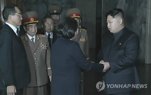 ▲ 평양을 방문중인 현정은 현대그룹 회장(가운데)이 26일 금수산기념궁전에서 김정은 북한 노동당 중앙군사위원회 부위원장의 손을 잡고 아버지인 김정일의 사망에 조의를 표하고 있다.ⓒ 연합뉴스