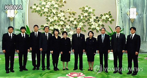 ▲ 북한 김정일 조문차 평양을 방문한 이희호 여사와 현정은 현대그룹 회장이 27일 김영남 북한 최고인민회의 상임위원장과 면담 후 기념촬영을 하고 있다. ⓒ 연합뉴스