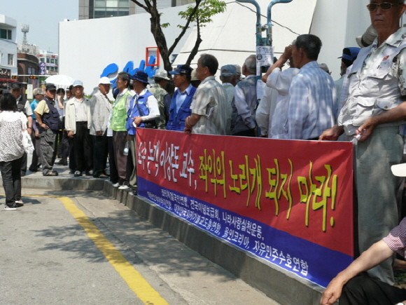 ▲ 좌익세력의 혀 같았던 이상돈. '보수논객 이상돈 교수, 좌익의 노리개가 되지 마라'는 요구.