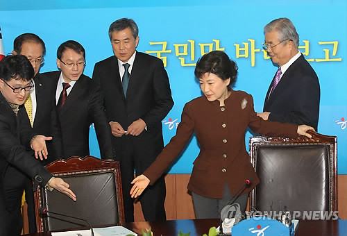 ▲ 한나라당 박근혜 비상대책위원장이 27일 오후 여의도 한나라당사에서 열린 첫 회의에서 비대위원들에게 자리를 안내하고 있다. ⓒ연합뉴스