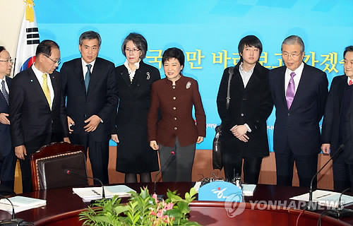 ▲ 한나라당 박근혜 비상대책위원장이 27일 오후 여의도 한나라당사에서 열린 첫 비대위 회의에서 비대위원들과 이야기를 나누고 있다. 왼쪽부터 이주영 정책위의장, 황우여 원내대표, 이상돈 중앙대 교수, 이양희 성균관대 교수, 박근혜 비대위원장, 이준석 클라세스튜디오 대표, 김종인 전 청와대 경제수석, 조동성 서울대 교수. ⓒ연합뉴스