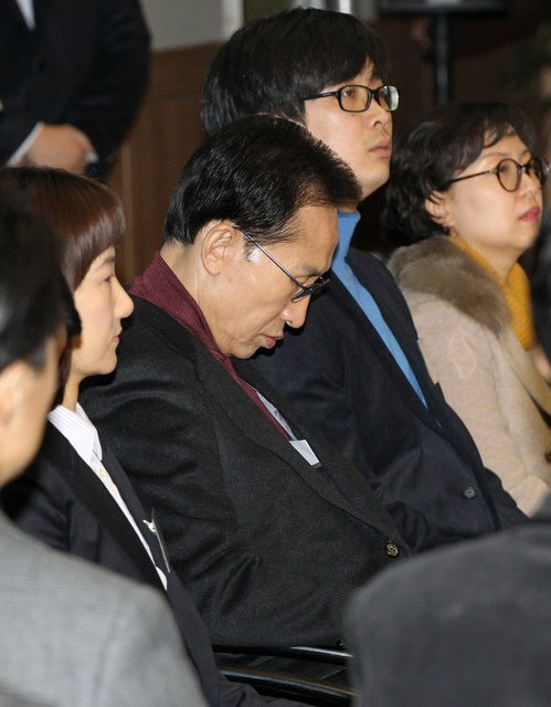 ▲ 이명박 대통령이 28일 서울 서대문구 국민권익위 청렴교육관에서 김영란 위원장으로부터 2012년 국민권익위원회 업무보고를 받고 있다.ⓒ연합뉴스