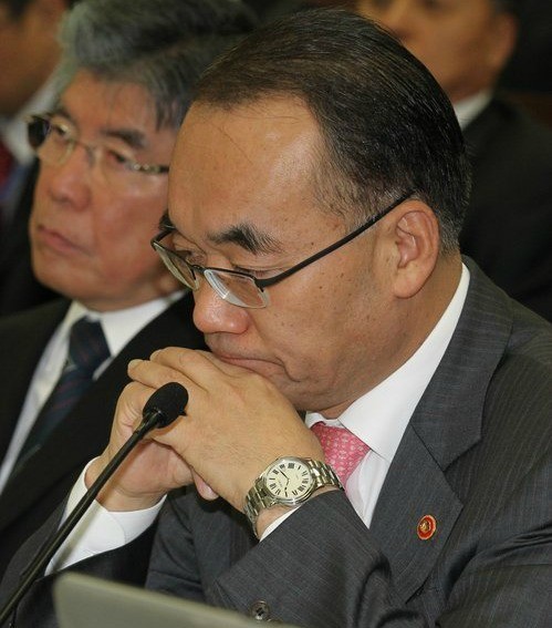 ▲ 국회 기획재정위원회에 참석해 의원들의 질문을 듣는 박재완 장관. ⓒ연합뉴스