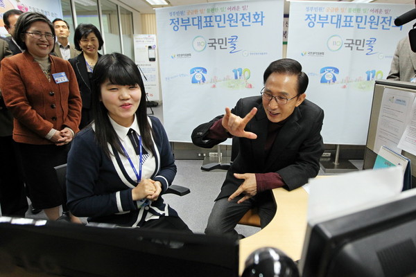 ▲ 28일 이명박 대통령이 국민권익위 업무보고를 받은 후 청사 내 '110 정부민원콜센터'를 방문해 즉석 상담에 나서고 있다. ⓒ 청와대