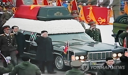 ▲ (서울=연합뉴스) 김정일 영결식이 열린 28일 오후 거리행진을 마친 김정일 운구차량이 평양 금수산 기념궁전 앞 광장으로 들어서고 있다. 김정은이 경례를 하고 있다. 2011.12.28 >ⓒ