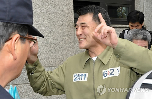 ▲ 11월 23일 법원에서 나오는 강동균 회장.[사진출처: 연합뉴스]