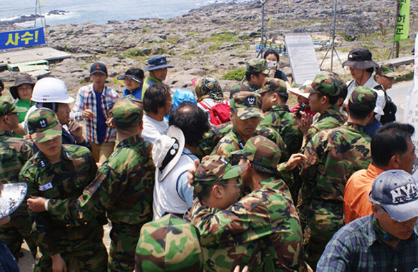 ▲ 제주해군기지 부지 정리 중 반대 주민과 '자칭 활동가'들이 해군 장병들과 몸싸움을 벌이는 모습.