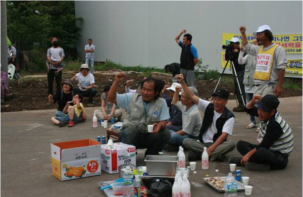 ▲ '아름다운 재단'과 참여연대 등이 극찬한 반대 주민과 활동가들의 시위 장면. '참~ 아름답다.'