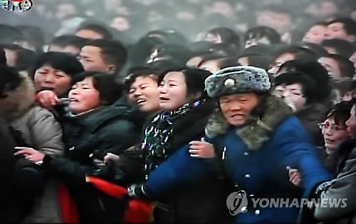 ▲ (서울=연합뉴스) 28일 평양에서 열린 김정일 영결식에서 김정일의 영정이 거리를 지나자 북한주민들이 오열하고 있다. 2011.12.28 << 조선중앙TV 촬영 >>ⓒ