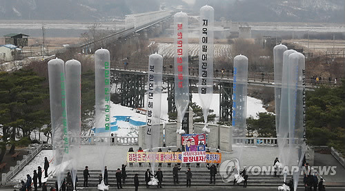 ▲ 대북전단 살포를 준비하고 있는 탈북단체 ⓒ 연합뉴스