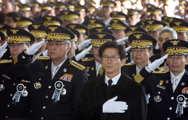 ▲ 지난 5일 오전 경기도 평택 송탄소방서에서 열린 119구조대 故 이재만 소방위와 한상윤 소방장의 영결식에서 김문수 지사가 국민의례를 하고 있다. ⓒ 뉴데일리