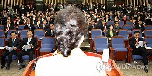 ▲ 한나라당 의원들이 29일 국회에서 열린 의원총회에서 박근혜 비대위원장의 인사말을 경청하고 있다. ⓒ 연합뉴스