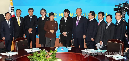 ▲ 한나라당 박근혜 비상대책위원장이 27일 오후 여의도 한나라당사에서 열린 첫 비대위 회의에서 비대위원들과 이야기를 나누고 있다. 왼쪽부터 이주영 정책위의장, 황우여 원내대표, 이상돈 중앙대 교수, 이양희 성균관대 교수, 박근혜 비대위원장, 이준석 클라세스튜디오 대표, 김종인 전 청와대 경제수석, 조동성 서울대 교수, 조현정 비트컴퓨터 대표, 주광덕, 김세연 의원.ⓒ 연합뉴스