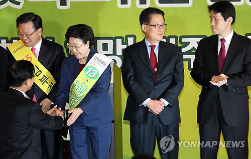 ▲ 26일 오후 서울 서초구 양재동 교육문화회관에서 민주통합당 새 지도부 선출을 위해 열린 예비경선에서 1ㆍ15 전당대회 출마자로 확정된 후보들이 인사를 나누고 있다. ⓒ연합뉴스