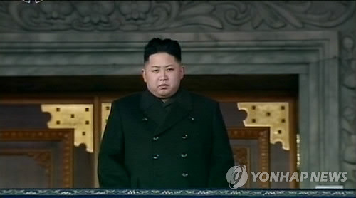 ▲ 北 중앙추도대회 (서울=연합뉴스) 29일 김일성광장에서 열린 김정일 추모 중앙추모대회에서 김정은이 주석단에서 군중을 바라보고 있다. 2011. 12. 29 << 조선중앙TV 촬영 >>