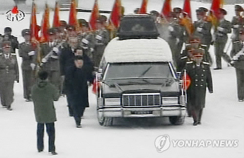 ▲ 북한 새 지도부 영구차 호위 (AP/KRT=연합뉴스) 김정일 영결식이 28일 평양 금수산기념궁전 앞에서 열린 가운데 김정은 등 새 지도부가 영구차 옆을 호위하며 걷고 있다.ⓒ