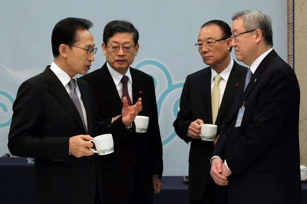 ▲ 지난 27일 국무회의에서 이명박 대통령이 국무위원들과 이야기를 나누고 있다. ⓒ 청와대