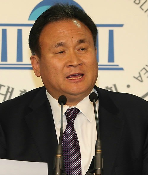 ▲ 자유선진당 이상민 의원이 29일 국회 정론관에서 "내년 총선과 대선에서 민주통합당의 승리에 최대한 기여를 하겠다"며 선진당 탈당 및 민주통합당 입당을 선언하고 있다. ⓒ연합뉴스