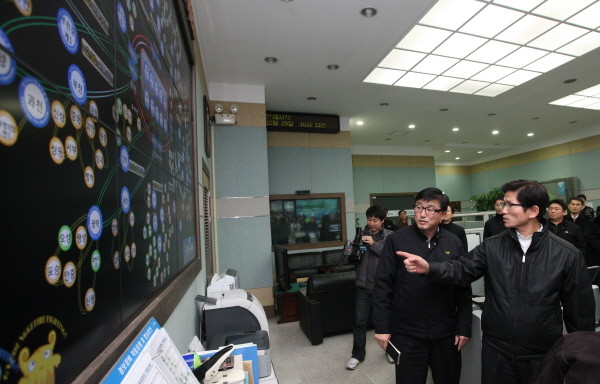 ▲ 김문수 경기도지사가 29일 오후 수원시 경기도소방재난본부를 방문해 직원들을 격려한 뒤 시설을 살펴보고 있다. 이날 김지사는 남양주소방서 소속 소방관들의 좌천성 인사를 취소하고 원대복귀할 것을 소방본부장에게 지시했다. ⓒ 뉴데일리