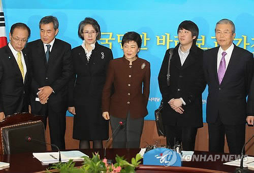 ▲ 한나라당 박근혜 비상대책위원장이 27일 오후 여의도 한나라당사에서 열린 첫 비대위 회의에서 비대위원들과 이야기를 나누고 있다. 왼쪽부터 황우여 원내대표, 이상돈 중앙대 교수, 이양희 성균관대 교수, 박근혜 비대위원장, 이준석 클라세스튜디오 대표, 김종인 전 청와대 경제수석. ⓒ연합뉴스