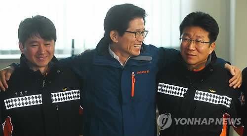▲ 김문수 도지사 '결자해지' (남양주=연합뉴스) 김문수 경기도지사가 30일 오전 경기도 남양주시 평내동 남양주소방서에서 오윤석 소방위(오른쪽), 윤경선 소방교와 함께 어깨동무하고 있다.    오 소방위와 윤 소방교는 지난 19일 김 지사의 전화를 장난전화로 판단해 응대를 잘못했다는 이유로 문책성 전보조치를 당했다가 김 지사 비난 여론이 커지자 지난 29일 원대 복귀했다. 2011.12.30ⓒ